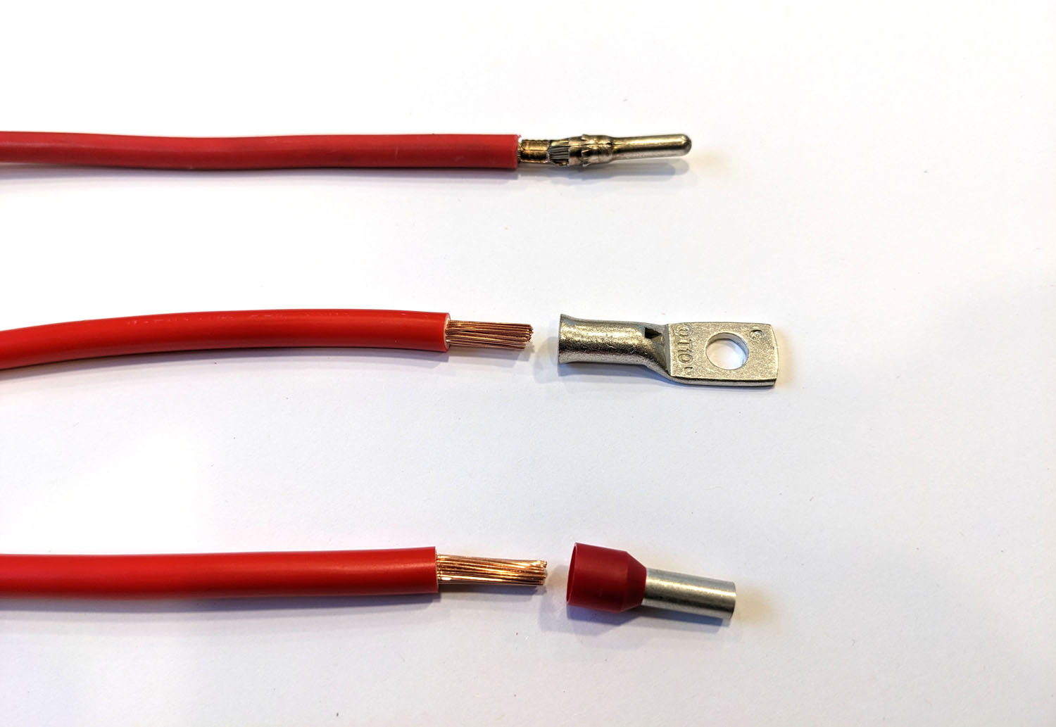 trois fils électriques rouges avec cosse à sertir